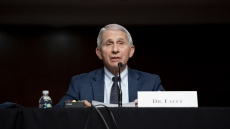 Φάουτσι: Χρειάζεται επειγόντως ένα σούπερ εμβόλιο