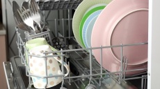 Γιατί πρέπει να βάζουμε αλουμινόχαρτο στο πλυντήριο πιάτων