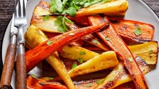 Πώς να ζεστάνετε τα ψητά λαχανικά, που έχετε στο ψυγείο, ώστε να είναι σαν να τα φτιάξατε εκείνη τη στιγμή