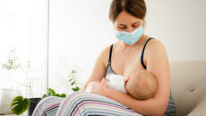 Κορωνοϊός: Επιτρέπεται ο θηλασμός με Covid-19; Έρευνα απαντά