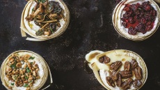 4 τρόποι για να σερβίρετε το τυρί καμαμπέρ και τα κρασιά που του ταιριάζουν