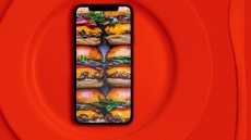 Taste the TV: Η εφεύρεση Ιάπωνα καθηγητή, που καλεί τον κόσμο να…. γλείψει την οθόνη για να νιώσει τη γεύση