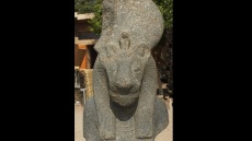 Αίγυπτος: Οι αρχαιολόγοι εντόπισαν δύο βασιλικά αγάλματα στο Λούξορ