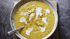 Πικάντικη και κρεμώδης σούπα κουνουπιδιού με κάρι