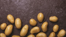 Πατάτες με τη φλούδα: Πώς να τις καθαρίσετε αποτελεσματικά