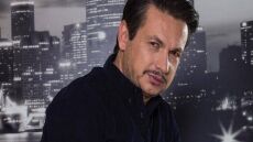 Σταύρος Νικολαΐδης: «Με θυμάμαι 14 χρονών στο πάτωμα, να ουρλιάζω στους γονείς μου για να μη μαλώνουν»