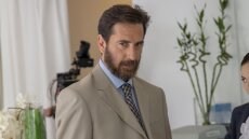 Σασμός: Ο «κακός» Διονύσης παραδίδεται στην αγκαλιά της κόρης του