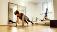 Πέντε ασκήσεις για δυνατό κορμό και κοιλιακούς σε μόλις 20′