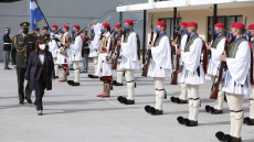 Πρόεδρος Δημοκρατίας: Η Κατερίνα Σακελλαροπούλου επισκέφθηκε την Προεδρική Φρουρά