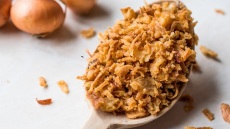 Τραγανά κρεμμύδια στο σπίτι, στον φούρνο και στο τηγανι