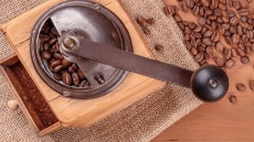 Πώς να καθαρίσουμε τον μύλο του καφέ;