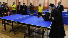 O Οικουμενικός Πατριάρχης έπαιξε πινγκ πονγκ - Δείτε βίντεο