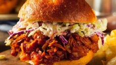 Vegan pulled pork sandwich με φλούδες μπανάνας; Κι όμως γίνεται!