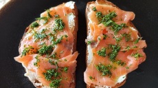 Εύκολες μπρουσκέτες με σολομό και τυρί κρέμα