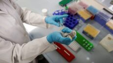 «Nocebo»: Τι είναι και πώς σχετίζεται με τις παρενέργειες του εμβολίου