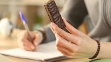 Εφηβεία: Πώς σχετίζεται η κατανάλωση ζάχαρης με την ποιότητα ύπνου;