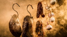 Πώς να φτιάξετε καπνιστά τρόφιμα στο σπίτι 