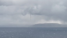 Χανιά: Υδροστρόβιλος «τάραξε» τα νερά στον κόλπο της Σούδας - Δείτε φωτογραφίες