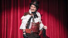 Ο Βασίλης Χαραλαμπόπουλος βάζει ξανά το κοστούμι του «Κουρέα της Σεβίλλης»