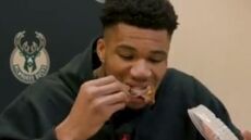 Ο Αντετοκούνμπο έγινε viral τρώγοντας φτερούγες κοτόπουλου την ώρα της συνέντευξης Τύπου 