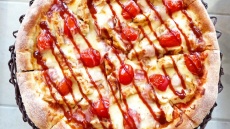 Φτιάχνουμε αυθεντική πίτσα ΒΒQ στο σπίτι