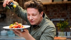 Γνωρίζατε ότι ο Jamie Oliver έγραψε το πρώτο του βιβλίο πάνω σε πακέτα τσιγάρων και σουβέρ μπίρας;