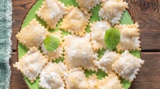 6 βήματα για σπιτικά ραβιόλι και 1 λαχταριστή συνταγή