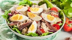 Πώς να μεταμορφώσετε μια βαρετή σαλάτα σε κυρίως πιάτο, όπως κάνουν οι Γάλλοι