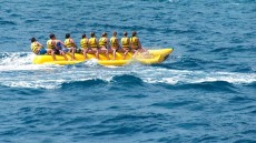 Μύκονος: Ξεκινάει αύριο η δίκη για τον 10χρονο Μιχαήλ που έχασε τη ζωή του κάνοντας «μπανάνα»