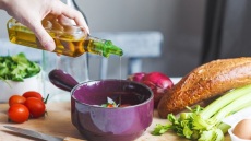 Εξαιρετικό παρθένο ελαιόλαδο παντού: Στο τηγάνι, στην κατσαρόλα, στον φούρνο και στη σαλάτα