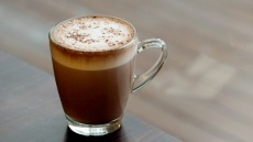 Μοκατσίνο: Πώς φτιάχνεται το ρόφημα που συνδυάζει καφέ με σοκολάτα