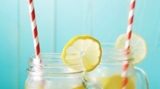 Γιατί τα ποτά έχουν άλλη γεύση όταν τα πίνουμε με καλαμάκι;
