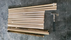 Από καδρόνια μέχρι τσεκούρι βρέθηκαν σε νέες εφόδους σε τέσσερις συνδέσμους οπαδών στην Αθήνα