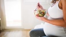 Εγκυμοσύνη: Ποιες είναι οι τροφές που πρέπει να αποφεύγουμε