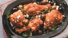 Βάζουμε ελιές στο φαγητό: Συνταγές και ιδέες για μαγειρευτά και πίτες που περιέχουν ελιά