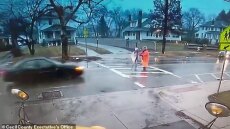 Αμερικανίδα αστυνομικός χτυπήθηκε η ίδια από αμάξι για να σώσει ένα μικρό κορίτσι (Βίντεο)