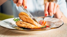 5 βασικές συμβουλές από τον ΕΟΔΥ για την ασφαλέστερη κατανάλωση τροφίμων