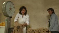 Η Αλεξάνδρα άφησε την καριέρα της ως χημικός μηχανικός για να καλλιεργεί φασόλια και σιτάρι στα Φάρσαλα