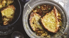 Η συνταγή για την κλασική γαλλική κρεμμυδόσουπα