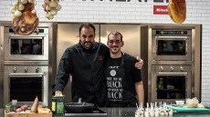 O Γρηγόρης και ο Παναγιώτης κάνουν διεθνές το μαύρο σκόρδο Πηλίου στην πρώτη Black Garlic Boutique, στο Άμστερνταμ