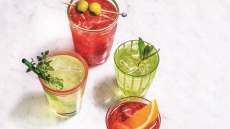 Aperitivo cocktails: Φτιάχνουμε τα αγαπημένα μας spritz με βάση το αφρώδες κρασί