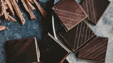 Οι 2 πιο εύκολοι τρόποι για να λιώσουμε τη σοκολάτα