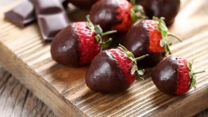 Φράουλες με σοκολάτα: το πιο εύκολο γλυκό, ειδικά για ερωτευμένους