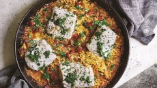 Κριθαρότο με φιλέτο σφυρίδας, λιαστή ντομάτα και τσορίθο