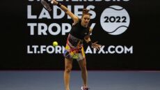 Ο Νοτιοαφρικανός σχεδιαστής που δημιούργησε τα ρούχα της Σάκκαρη 