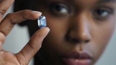 Στο σφυρί από τον οίκο Sotheby's το μεγαλύτερο μπλε διαμάντι, η τιμή του θα ξεπεράσει τα... 48 εκατ. δολάρια