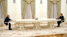 Το μακρύ τραπέζι του Πούτιν έχει πολλά «μυστικά»