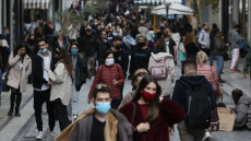 Κορωνοϊός: Για «ενδημική αυταπάτη» προειδοποιούν κάποιοι επιστήμονες σε όσους έχουν κηρύξει το τέλος της πανδημίας