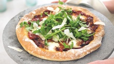 Πίτσα με λεπτή ζύμη, μοτσαρέλα και ντομάτα