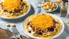 Η μπολονέζ του Σινσινάτι, με σάλτσα με κουβερτούρα και μπαχαρικά